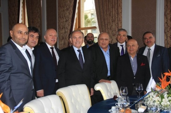 PROJEYE HAVARAY İLE ULAŞIM

Tuzla’yı yenileme projelerinden birinin ulaşım olduğunu söyleyen İstanbul Büyükşehir Belediye Başkanı Kadir Topbaş, “Bölgeye iki ayrı metro hattı ve havaray getireceğiz. Viaport Marin İstanbul’un çok önemli bir aktivite merkezi olacak. Yılda 25 milyon insan buraya gelecek” dedi.