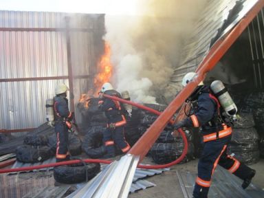 Pendik'te Plastik fabrikasının deposunda yangın