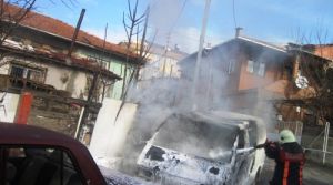 Pendik Dumlupınar Mahallesinde araç yangını