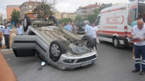 Sultanbeyli'de trafik kazası. Araç ters döndü!