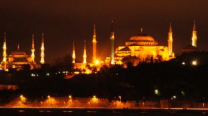 Türkiye'de gece vakti sela sesleri yükseldi.