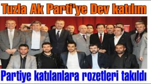 Tuzla Ak Parti'ye Dev katılım. Partiye katılanlara rozetleri takıldı.