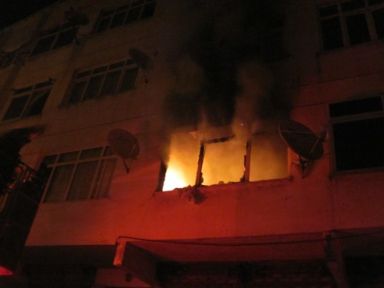 Ümraniye'de çıkan daire yangını mahallelileri korkuttu