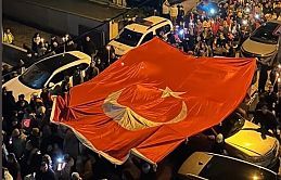 Kartallılar Sultan'ı Fener alayı ile karşıladılar.