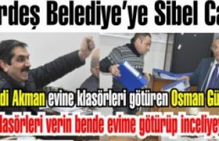 Mehdi Akman evine klasörleri götüren Osman Güdüye...