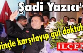 Şadi Yazıcı'yı sevinçle karşılayıp gül döktüler.