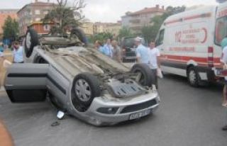 Sultanbeyli'de trafik kazası. Araç ters döndü!