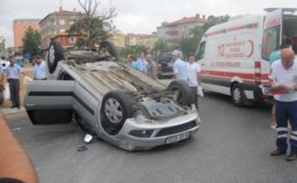 Sultanbeyli'de trafik kazası. Araç ters döndü!